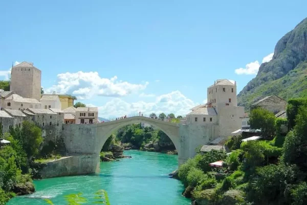 gefuehrte Wanderreise Bosnien alte Brücke ueber den Fluss Neretva in Mostar