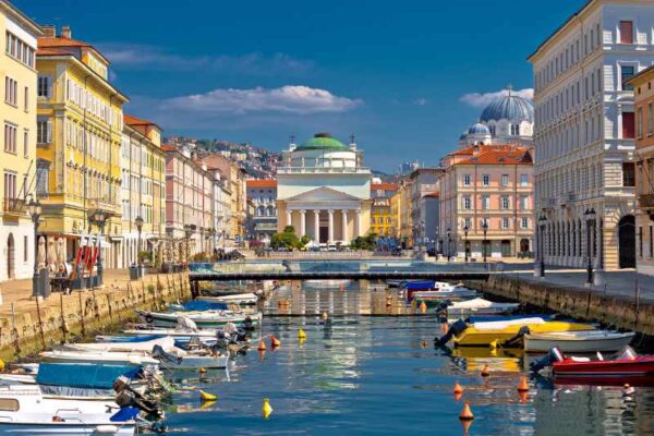 Blick auf Hafen von Triest während geführte Wanderreise Italien Friaul